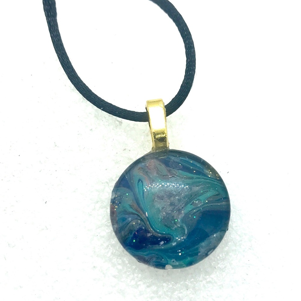Handmade pendant with hand painted glass dome NSN round 18mm